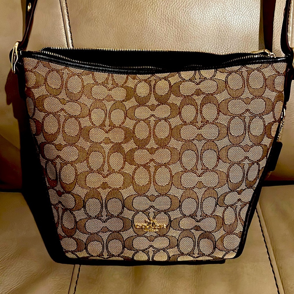 COACH 25697 KHAKI BROWN SIGNATURE LOGO DUFFLETTE CROSSBODY…. Used once